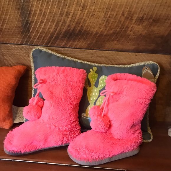 Cute pink fuzzy slippers - Picture 1 of 5